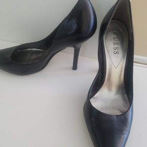 Black pointed pumps